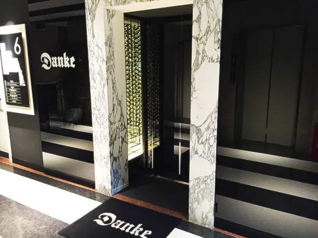 三宮ラウンジ Danke-ダンケ ギャラリー エントランス